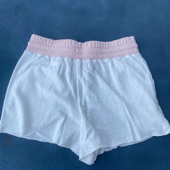 Cute and SUMMERY☀️🌴🌊SPLENDID shorts! White "sweatshirt"material w/pink trim!! - Picture 9 of 12